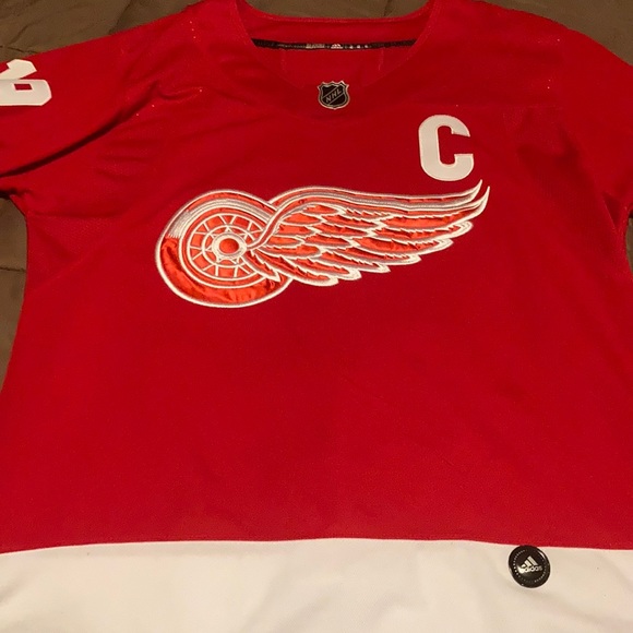 Steve Yzerman Vintage Detroit Red Wings NHL Jersey - Picture 6 of 6